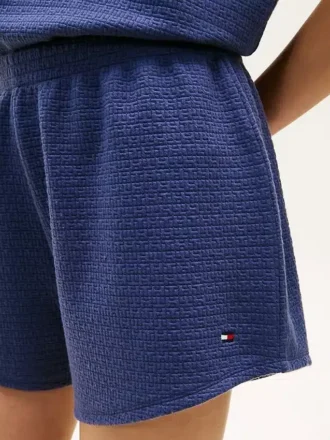 Henley-paita ja shortsit