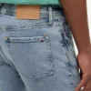 Kevyt joustava slim-fit-farkku Kevyt joustava slim-fit-farkku