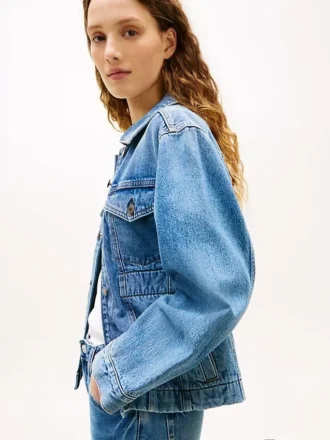 Kiristetty haalistunut denimtakki