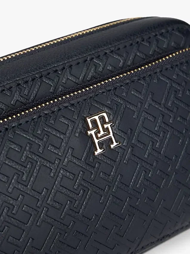 Koko pinnan kattava kohokuvioitu monogrammi-olkalaukku Koko pinnan kattava kohokuvioitu monogrammi-olkalaukku