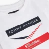 Lasten Tommy x Cadillac F1® Team Chevron -T-paita Lasten Tommy x Cadillac F1® Team Chevron -T-paita