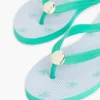 Metalliosat ja monogrammipainatus sisältävät sandaalit Metalliosat ja monogrammipainatus sisältävät sandaalit