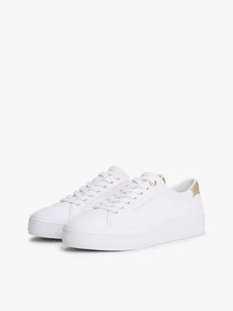 Metalliset yksityiskohdat sisältävät kangassneakerit Metalliset yksityiskohdat sisältävät kangassneakerit
