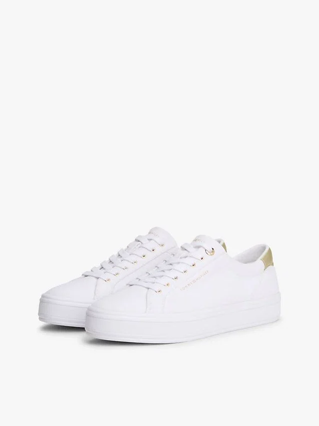 Metalliset yksityiskohdat sisältävät kangassneakerit Metalliset yksityiskohdat sisältävät kangassneakerit