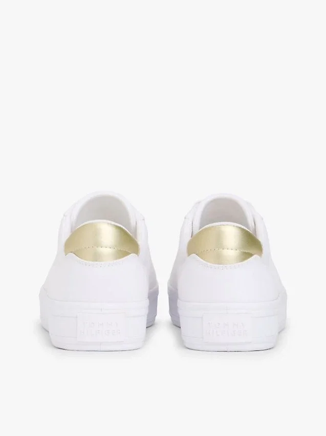 Metalliset yksityiskohdat sisältävät kangassneakerit Metalliset yksityiskohdat sisältävät kangassneakerit