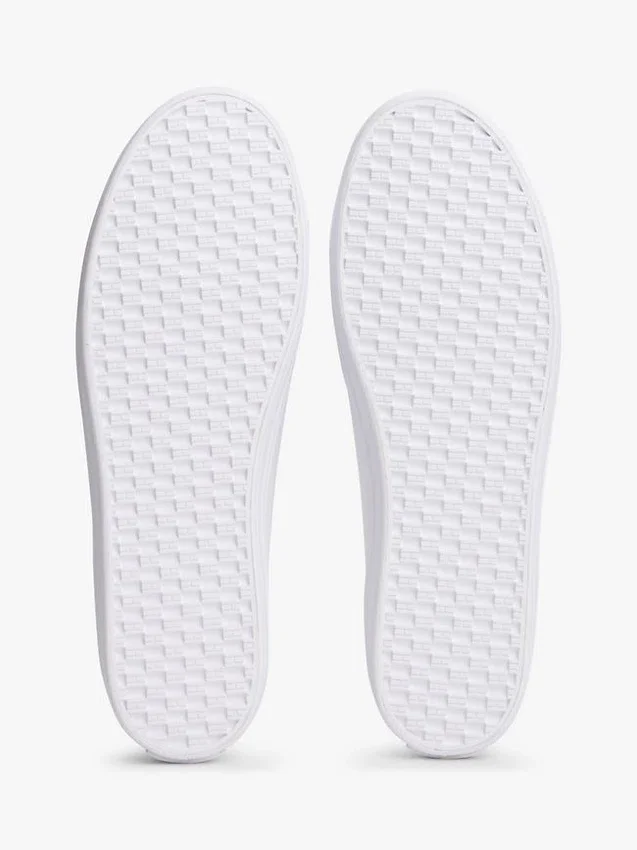 Metalliset yksityiskohdat sisältävät kangassneakerit Metalliset yksityiskohdat sisältävät kangassneakerit