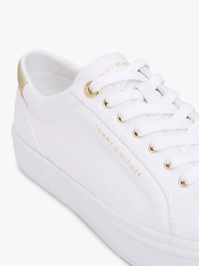 Metalliset yksityiskohdat sisältävät kangassneakerit Metalliset yksityiskohdat sisältävät kangassneakerit