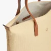 Monogram-logolla varustettu raffia-kassi