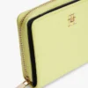Monogram-logolla varustettu vetoketjullinen lompakko Monogram-logolla varustettu vetoketjullinen lompakko