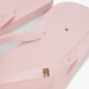Monogram-metalliosilla varustetut sandaalit