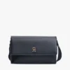 Pebbled Flap Crossbody -laukku Pebbled Flap Crossbody -laukku