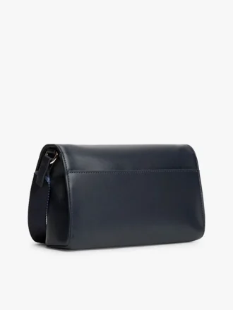 Pebbled Flap Crossbody -laukku Pebbled Flap Crossbody -laukku