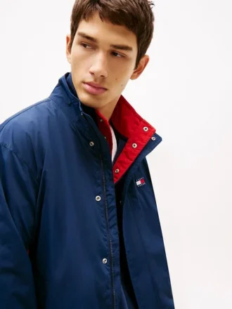 Tommy Jeans -logolla varustettu vettä hylkivä takki