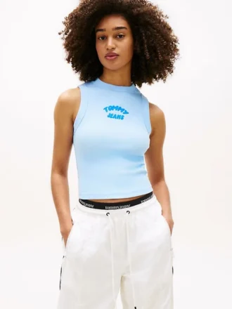 Tommy Jeans -tankkitoppi, jossa on kohokuvioitu logo
