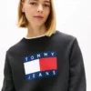 Tommy Jeansin lippulogolla koristeltu neule Tommy Jeansin lippulogolla koristeltu neule