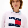 Tommy Jeansin lippulogolla koristeltu neule Tommy Jeansin lippulogolla koristeltu neule