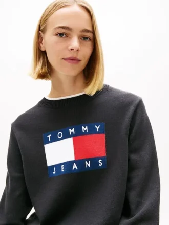 Tommy Jeansin lippulogolla koristeltu neule