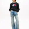Tommy Jeansin lippulogolla koristeltu neule Tommy Jeansin lippulogolla koristeltu neule