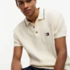 Tommy Jeansin lyhythihainen neulepolo Tommy Jeansin lyhythihainen neulepolo