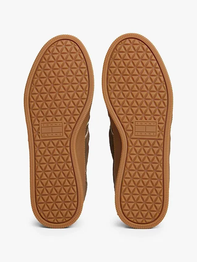 Tommy Jeansin mokkanahkaiset skater-lenkkarit Tommy Jeansin mokkanahkaiset skater-lenkkarit