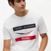 Tommy x Cadillac F1® Team Chevron -T-paita Tommy x Cadillac F1® Team Chevron -T-paita
