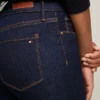 Tummanpesuinen, keskikorkea vyötäröinen skinny-farku