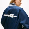 Vettä hylkivä varsity-bomber-takki