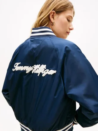 Vettä hylkivä varsity-bomber-takki